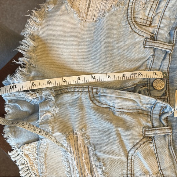 Mudd light wash Jean shorts with lace pockets - Picture 5 of 6